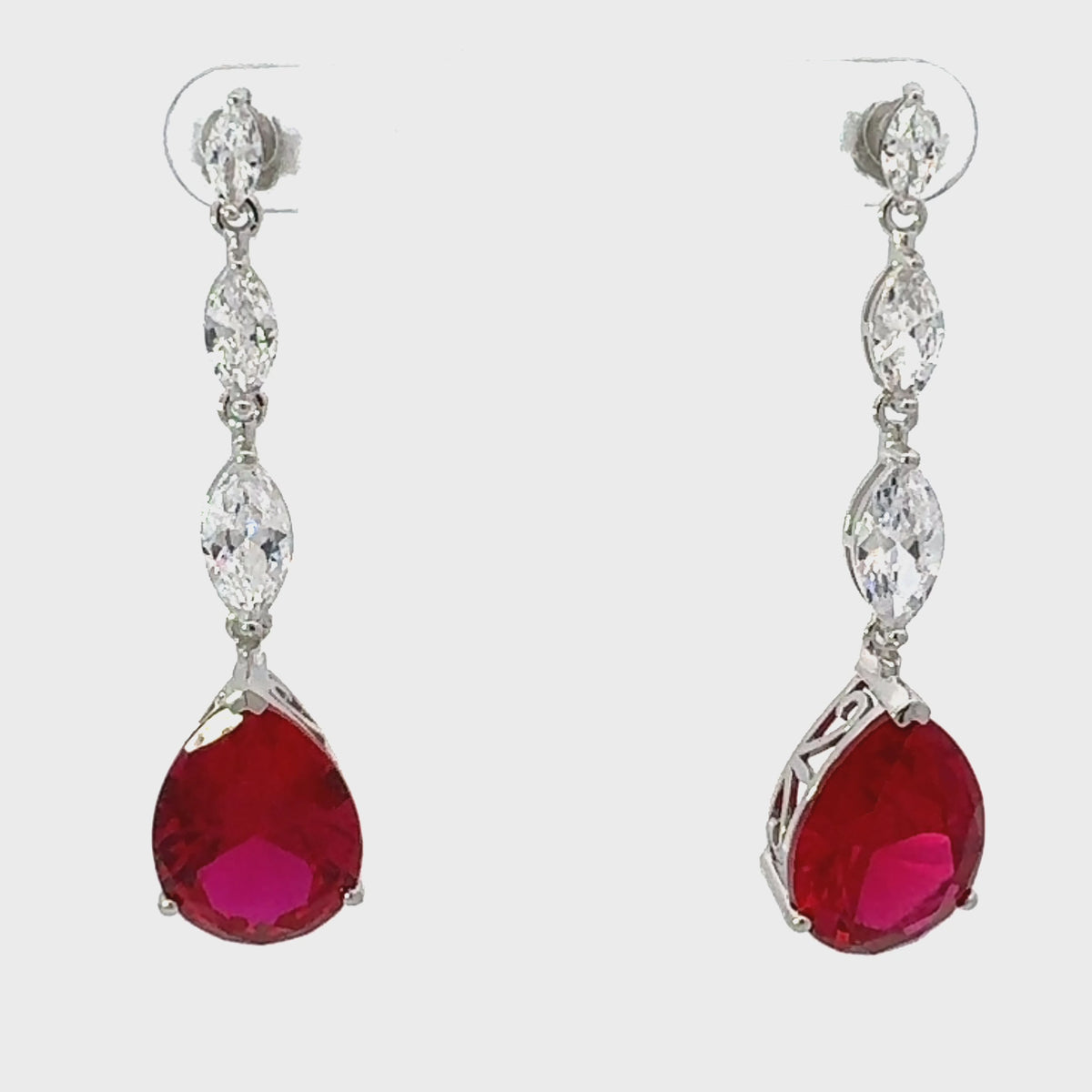 Rotating display of the earrings.