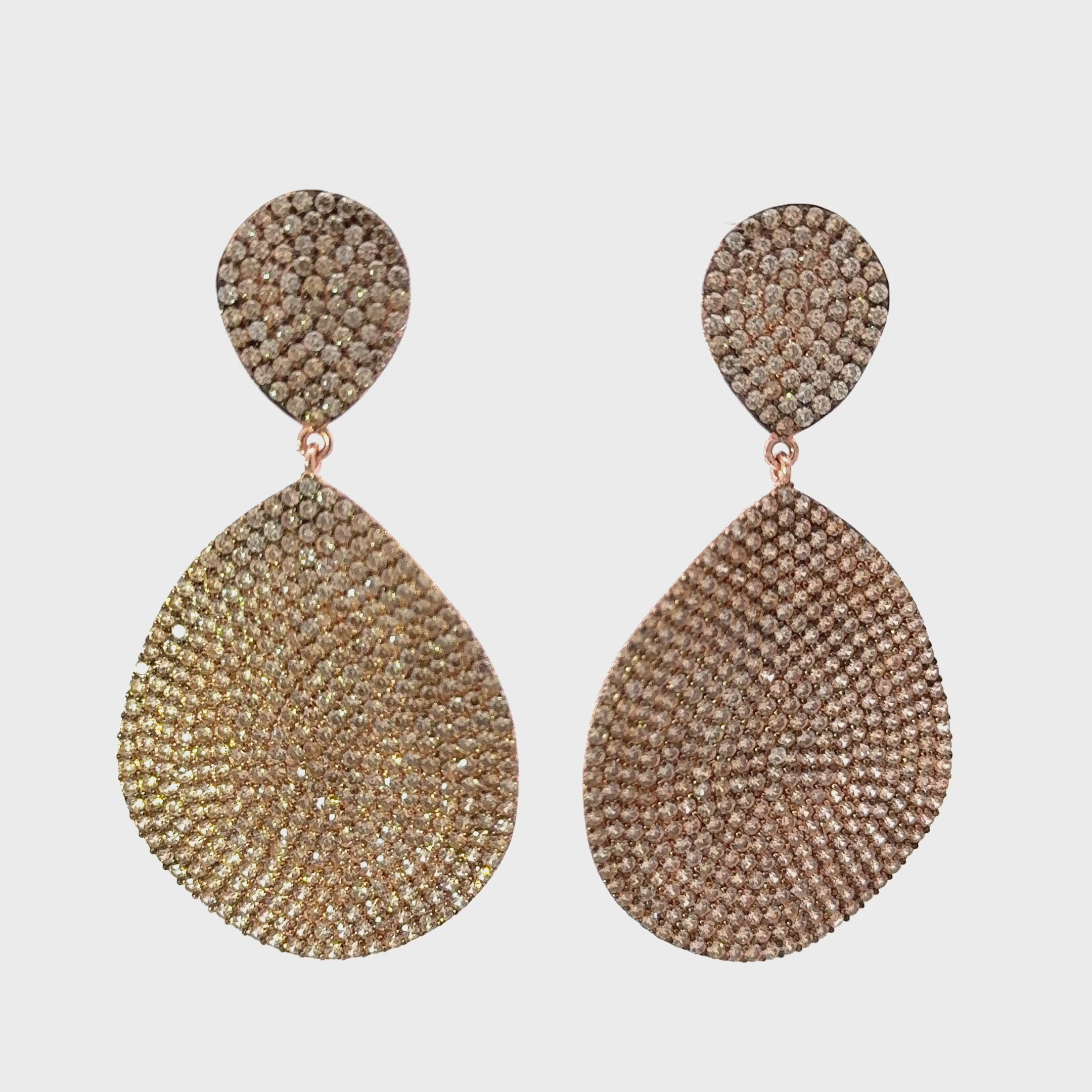 Rotating display of the earrings.