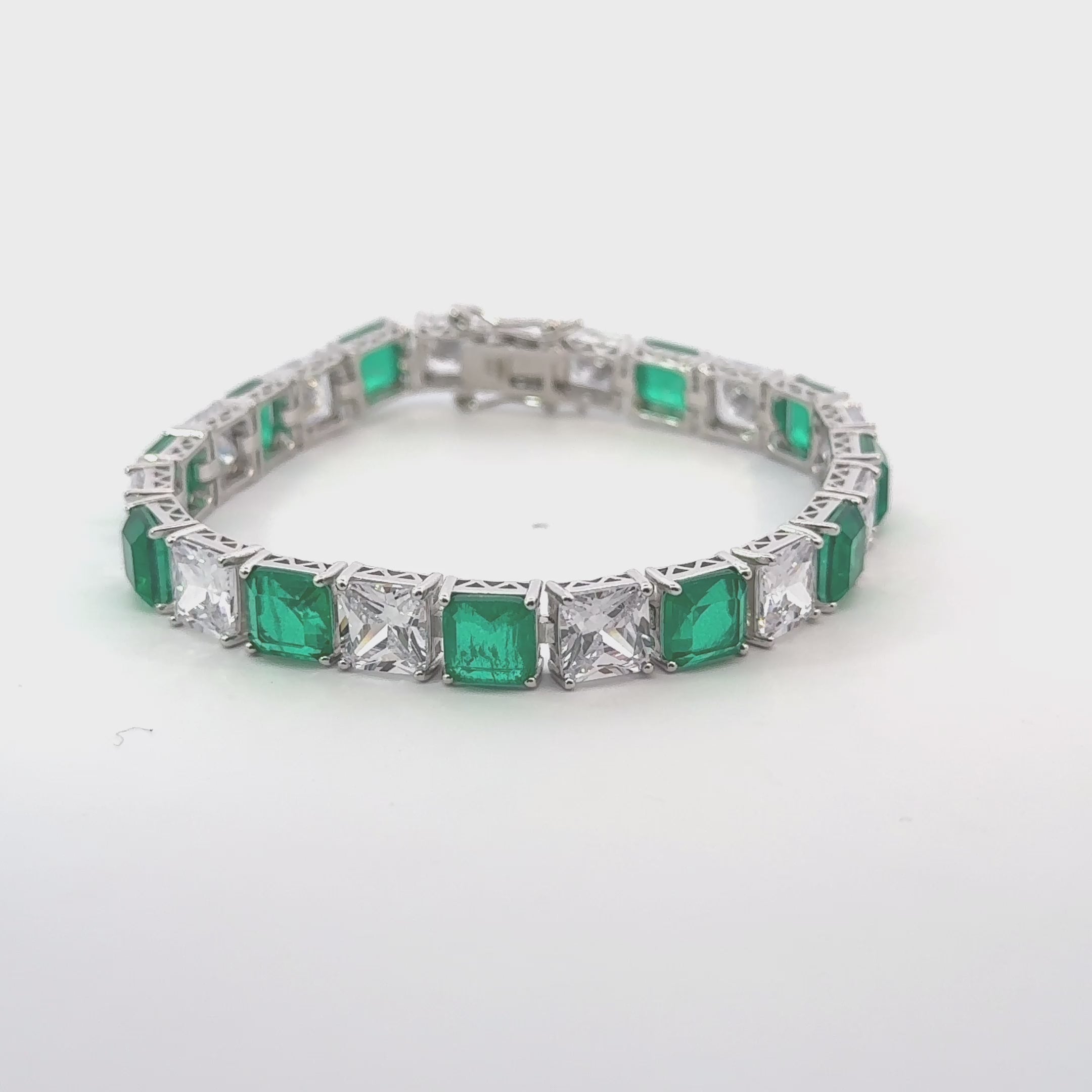 Rotating display of the bracelet.