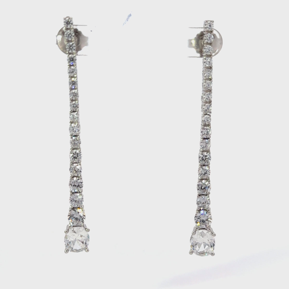 Rotating display of the earrings.