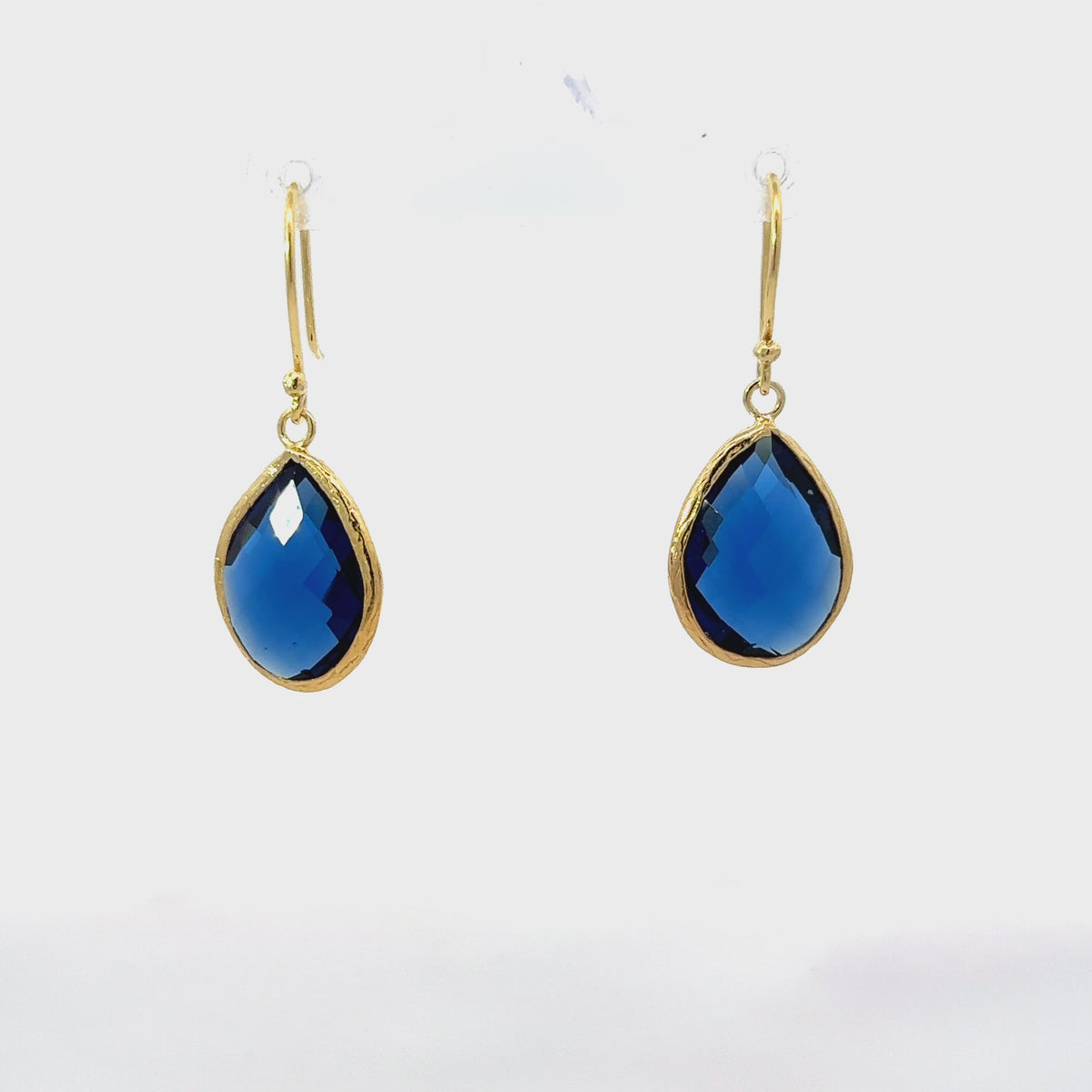 Rotating display of the earrings.