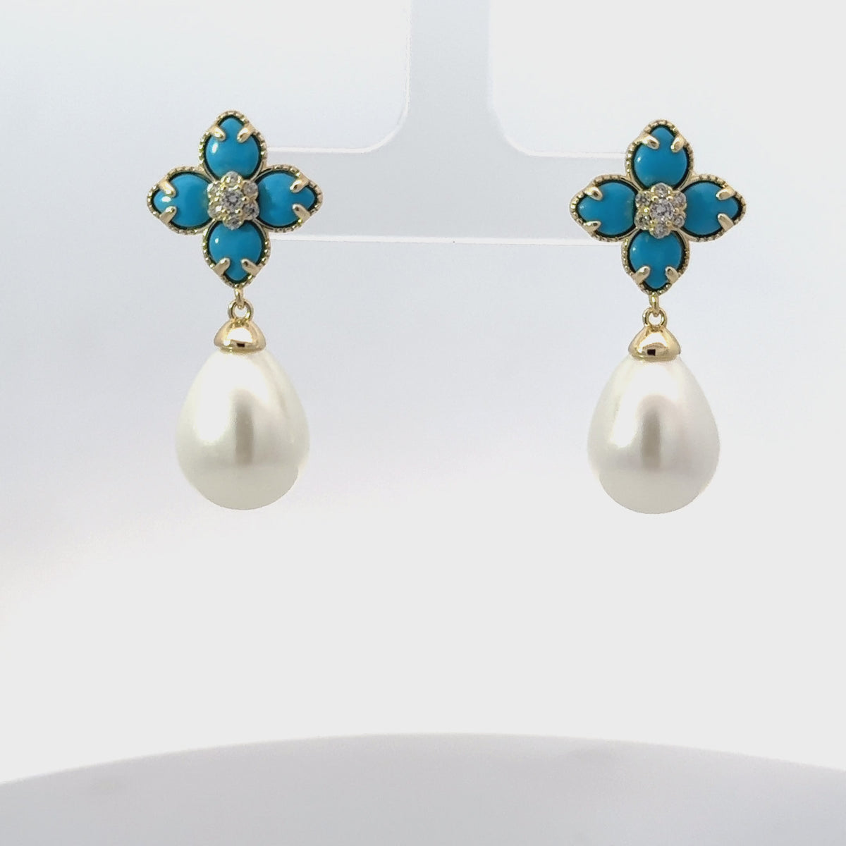 Rotating display of the earrings.