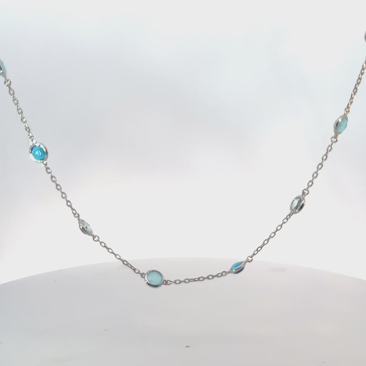 Rotating display of the necklace.
