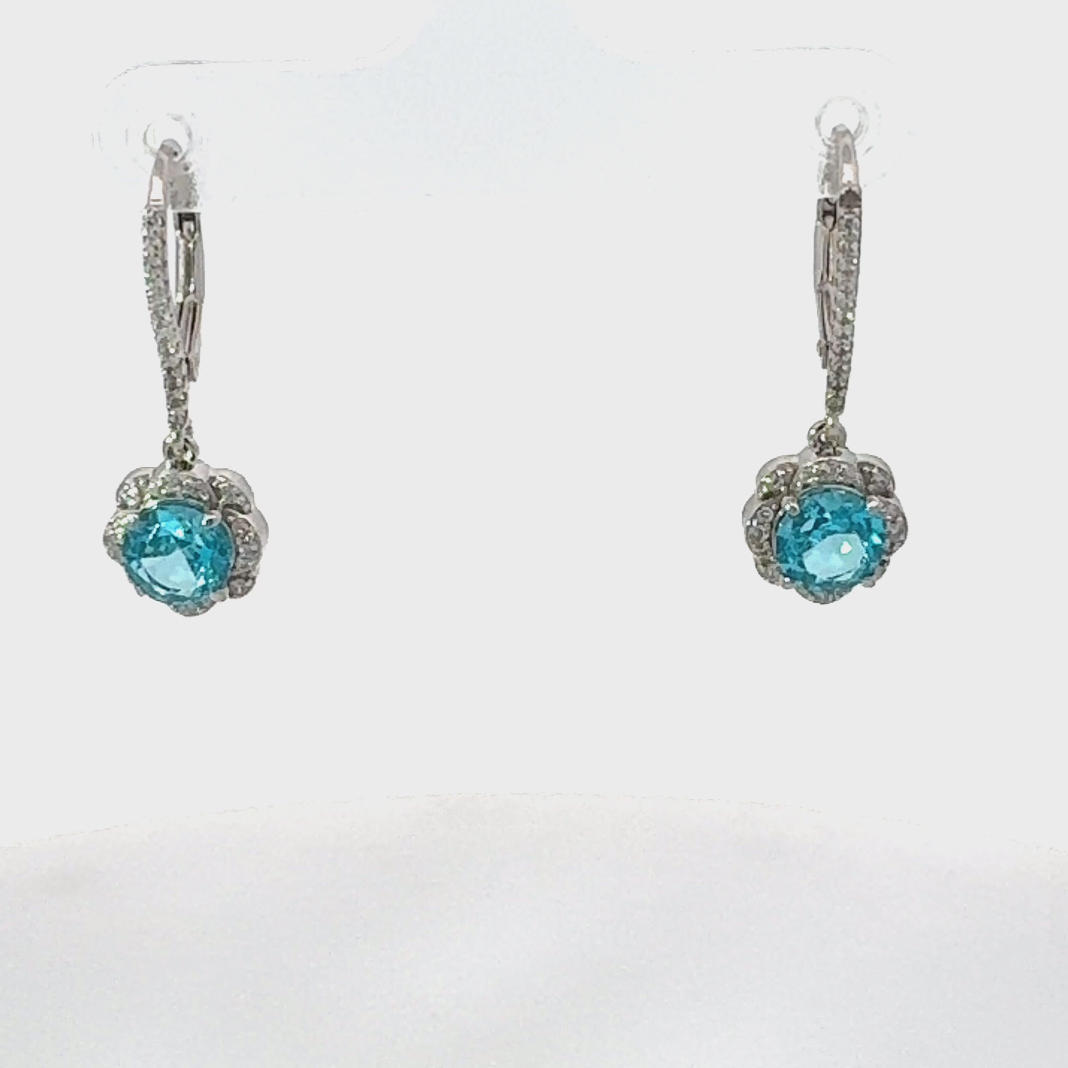 Rotating display of the earrings.