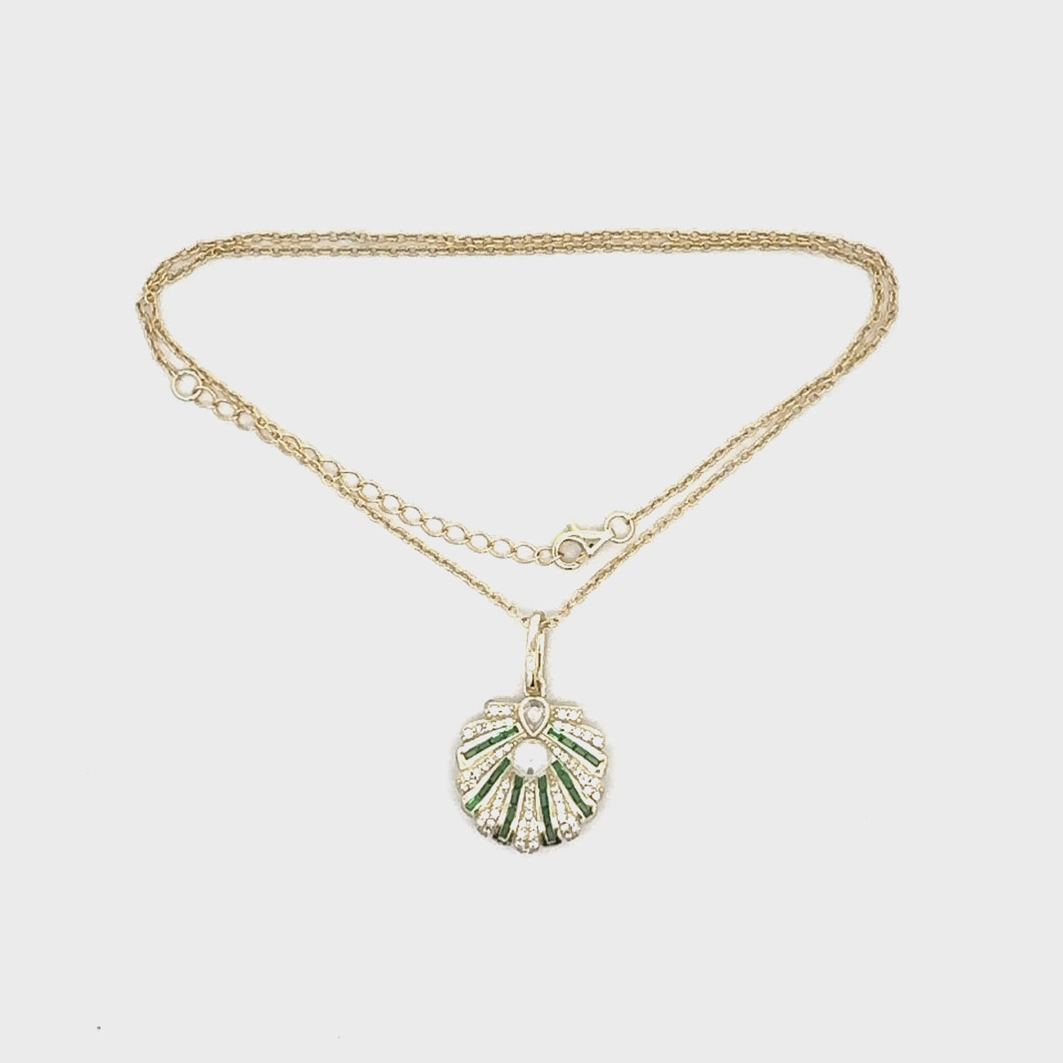 Rotating display of the necklace.