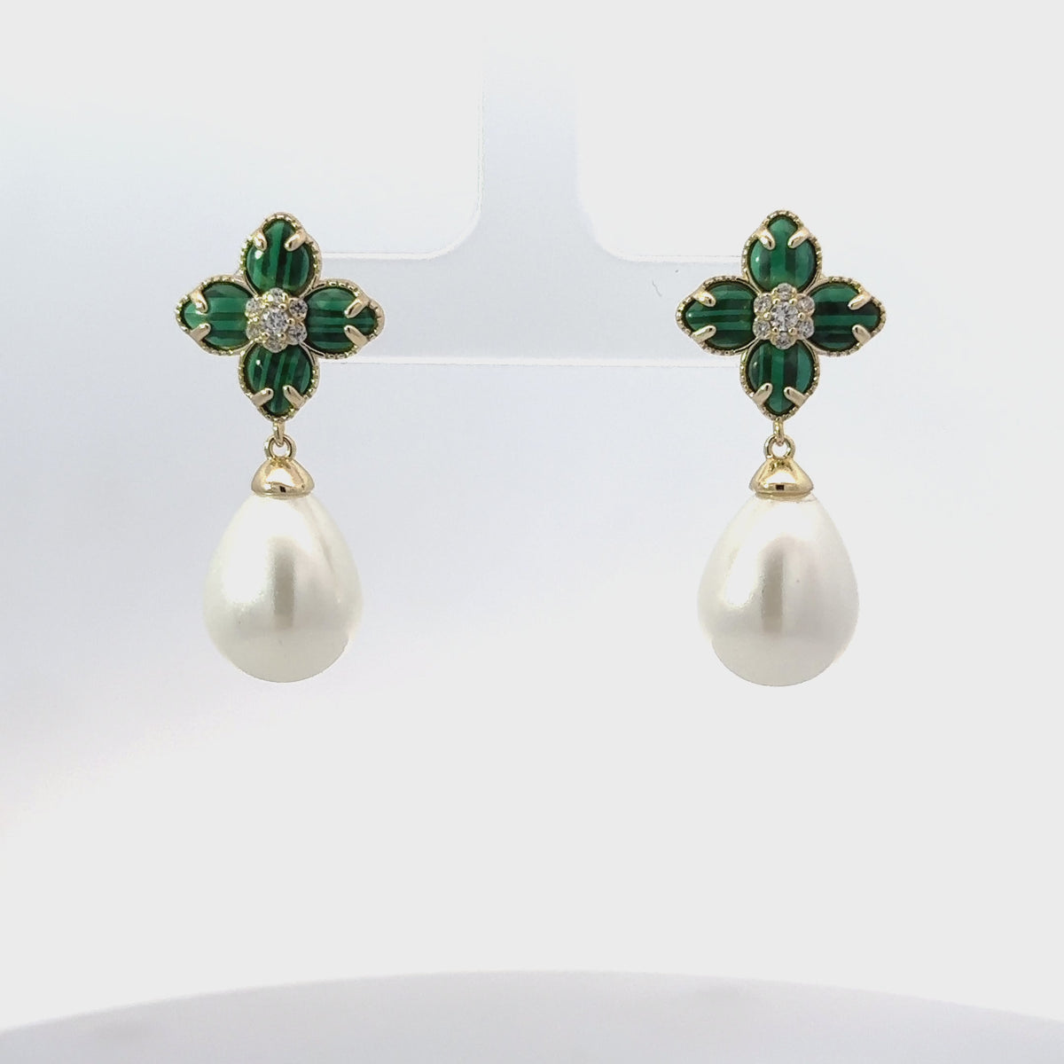 Rotating display of the earrings.