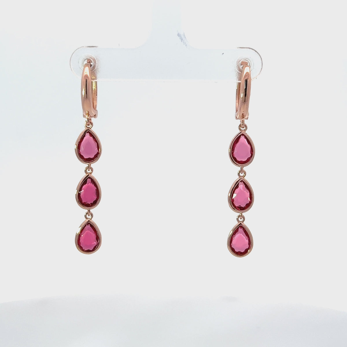 Rotating display of the earrings.