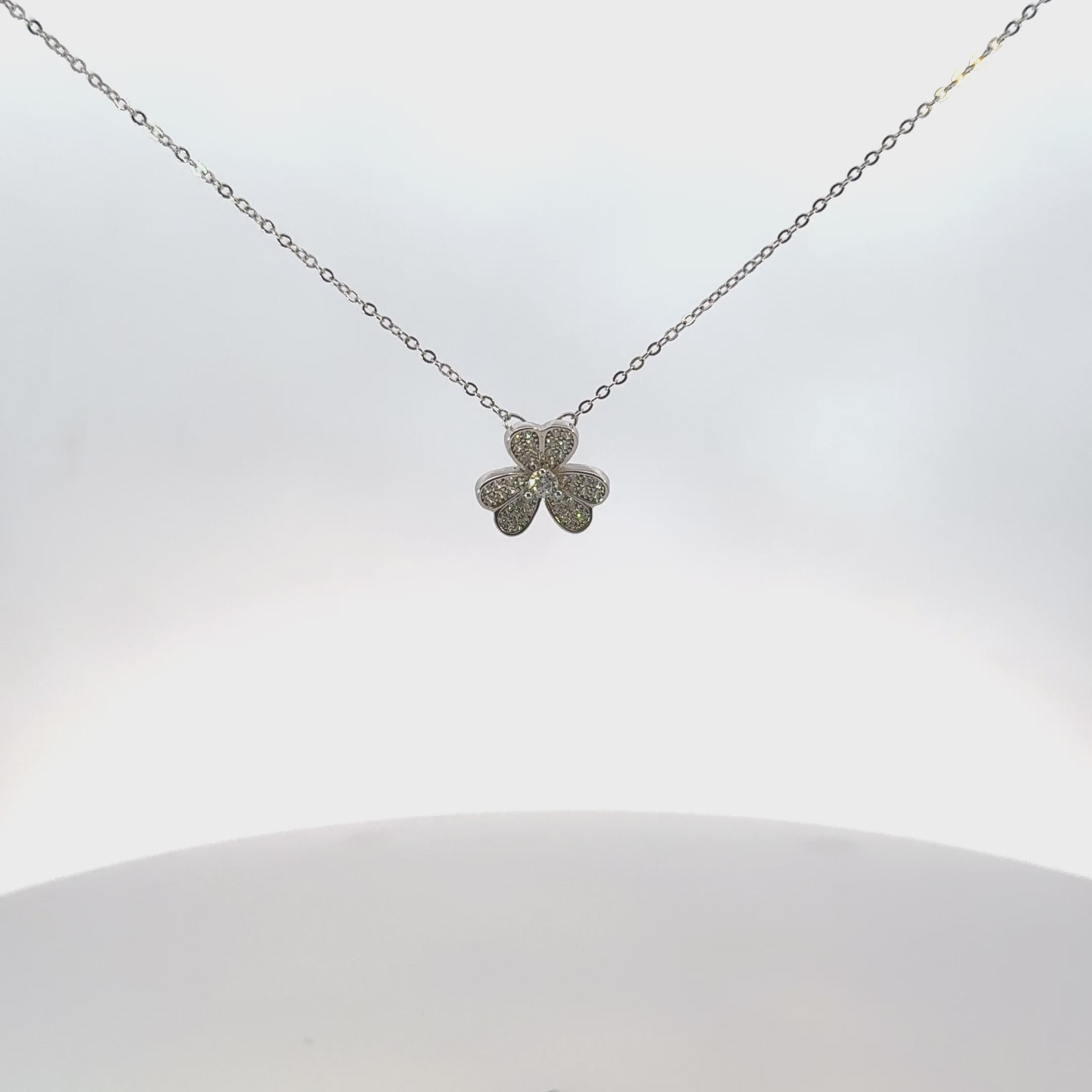 Rotating display of the necklace.