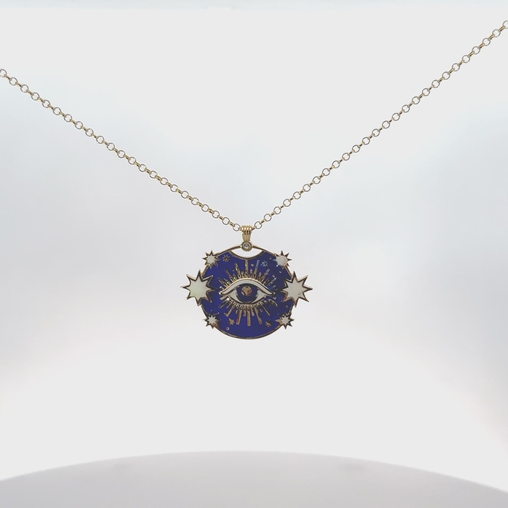 Rotating display of the necklace.