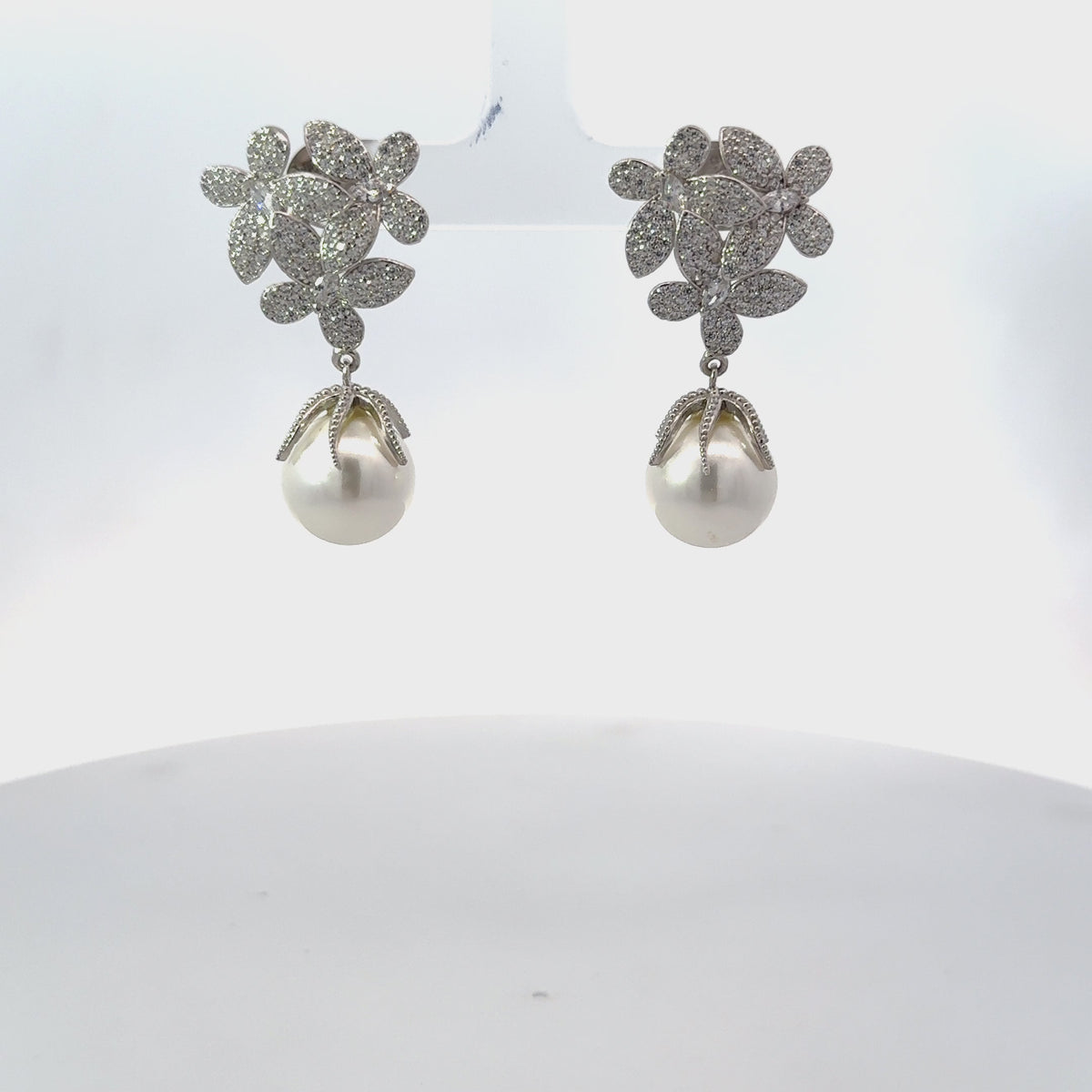Rotating display of the earrings.