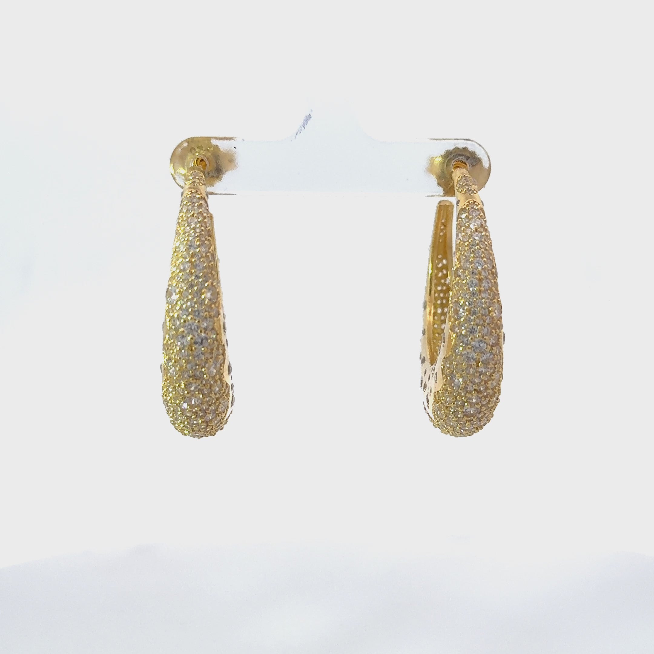 Rotating display of the earrings.