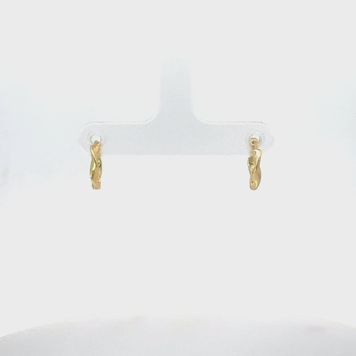 Rotating display of the earrings.