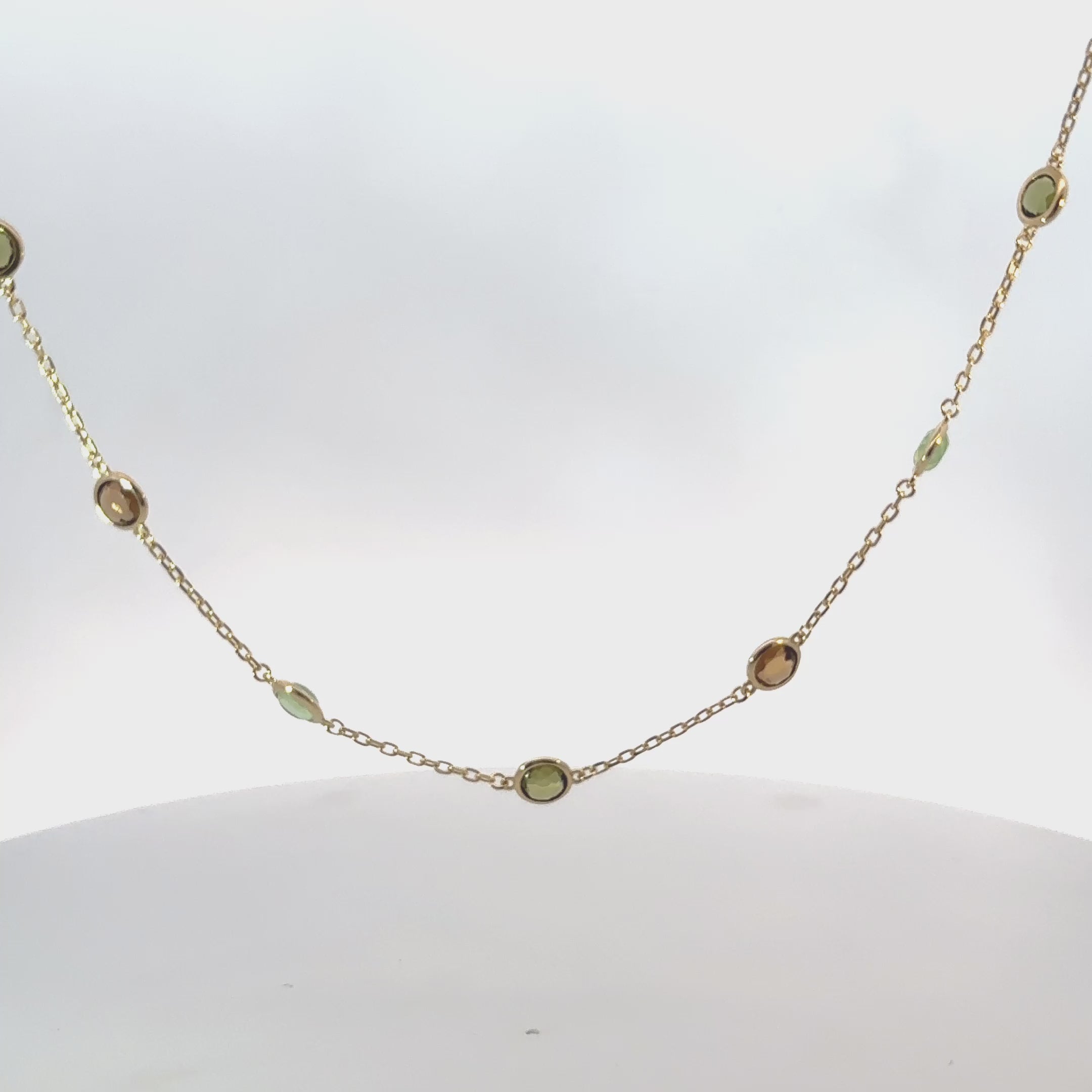 Rotating display of the necklace.