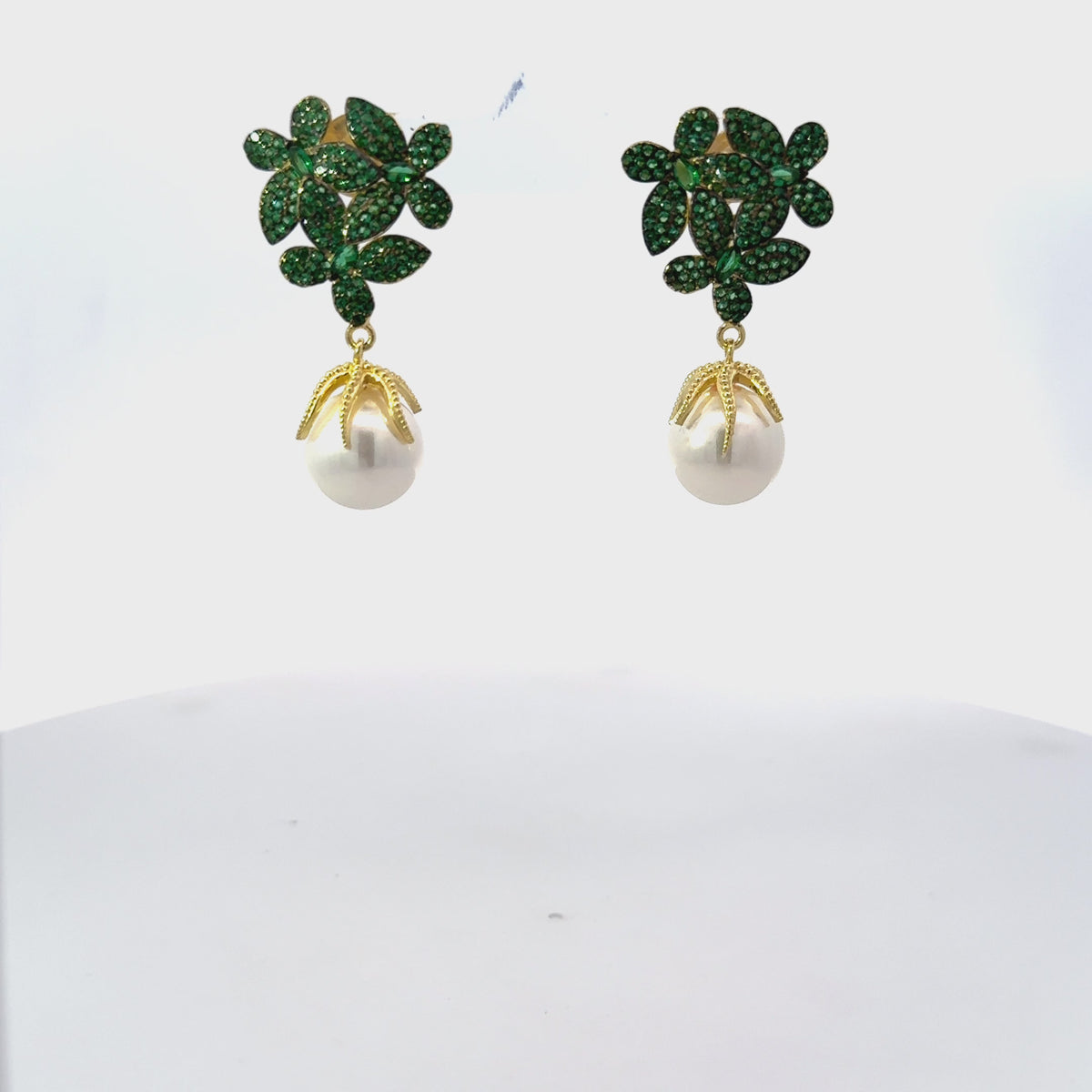 Rotating display of the earrings.