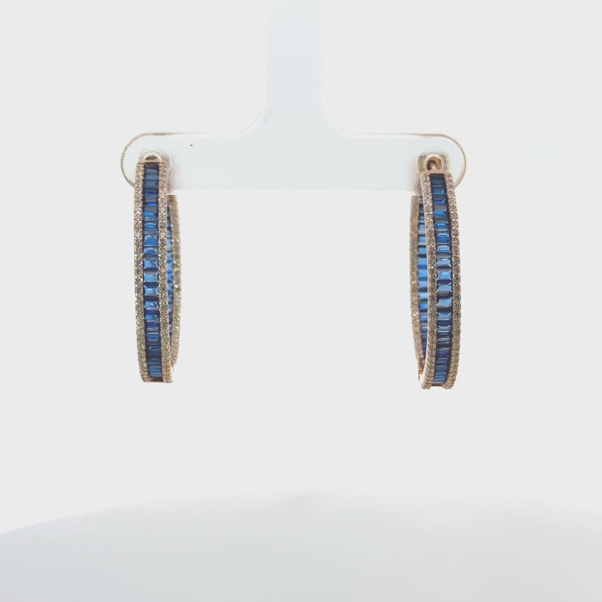 Rotating display of the earrings.