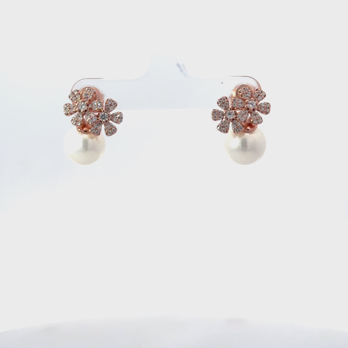 Rotating display of the earrings.