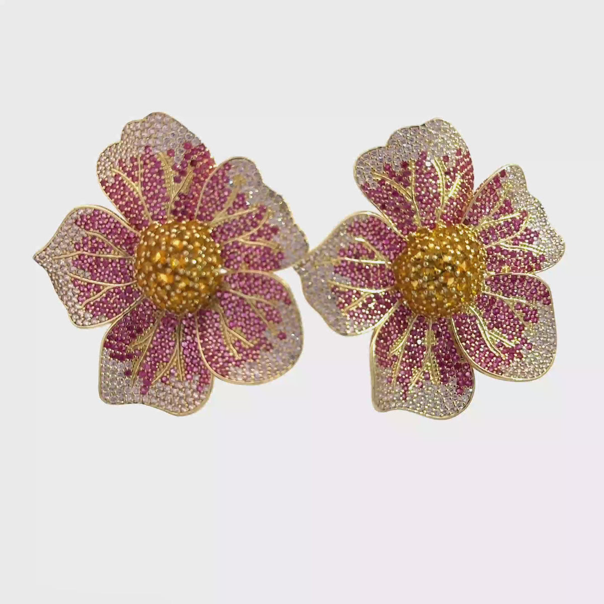 Rotating display of the earrings.