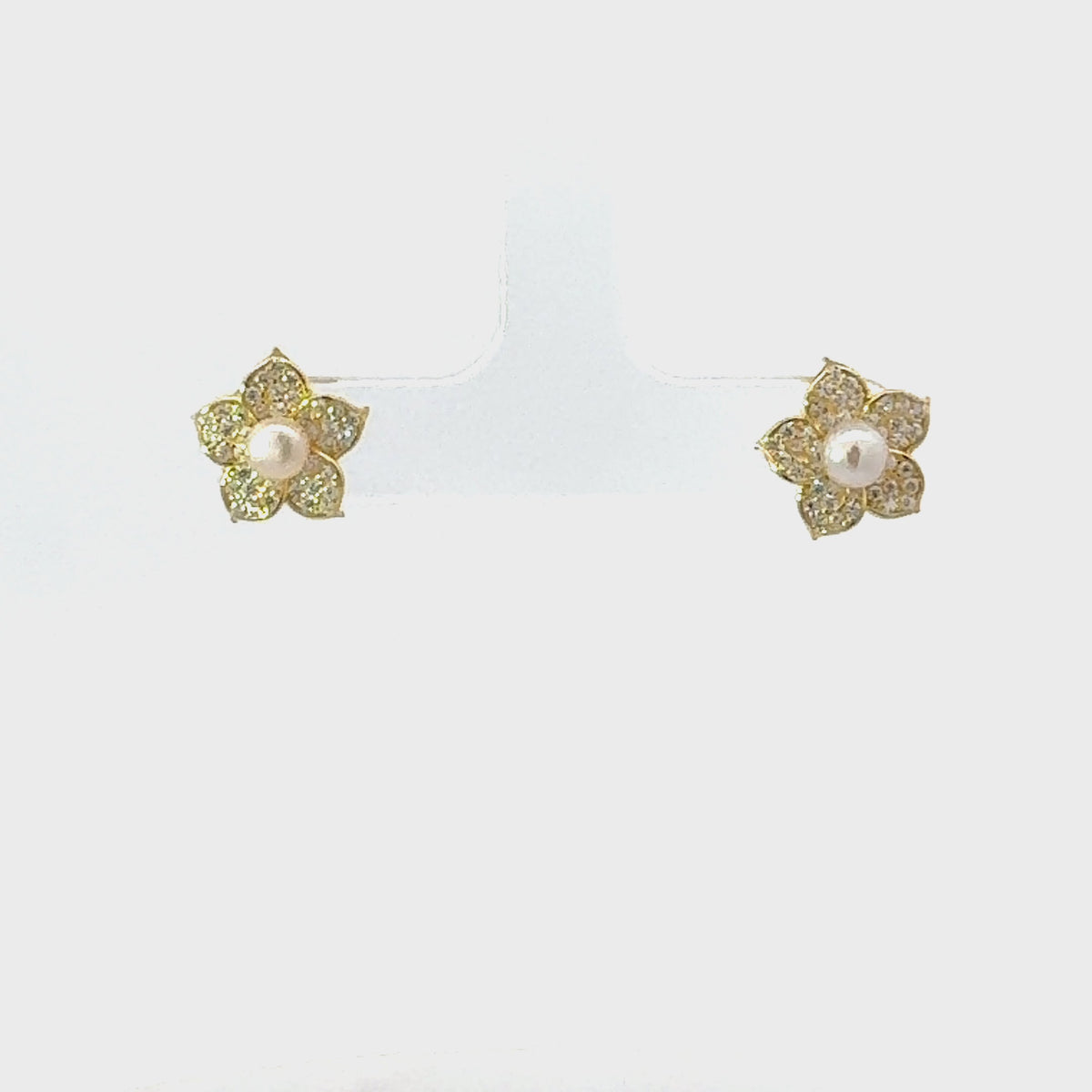 Rotating display of the earrings.