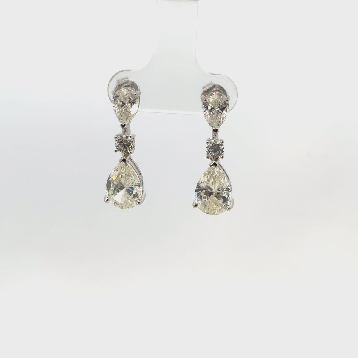 Rotating display of the earrings.