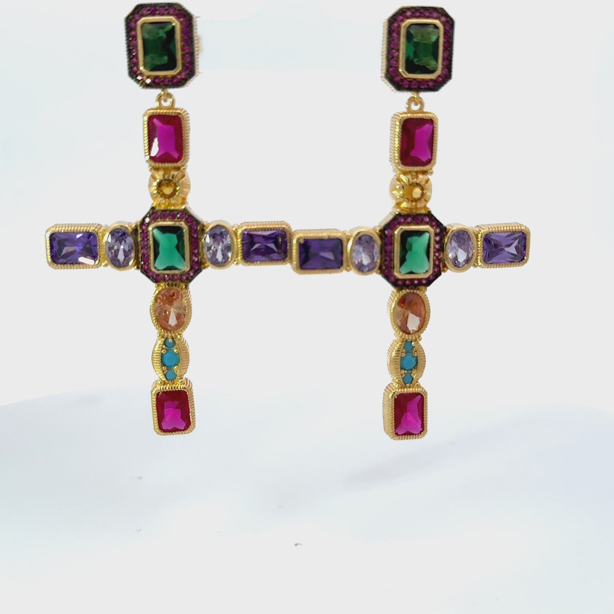 Rotating display of the earrings.