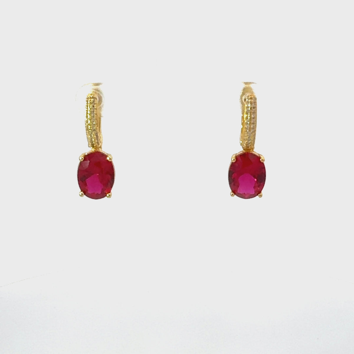 Rotating display of the earrings.