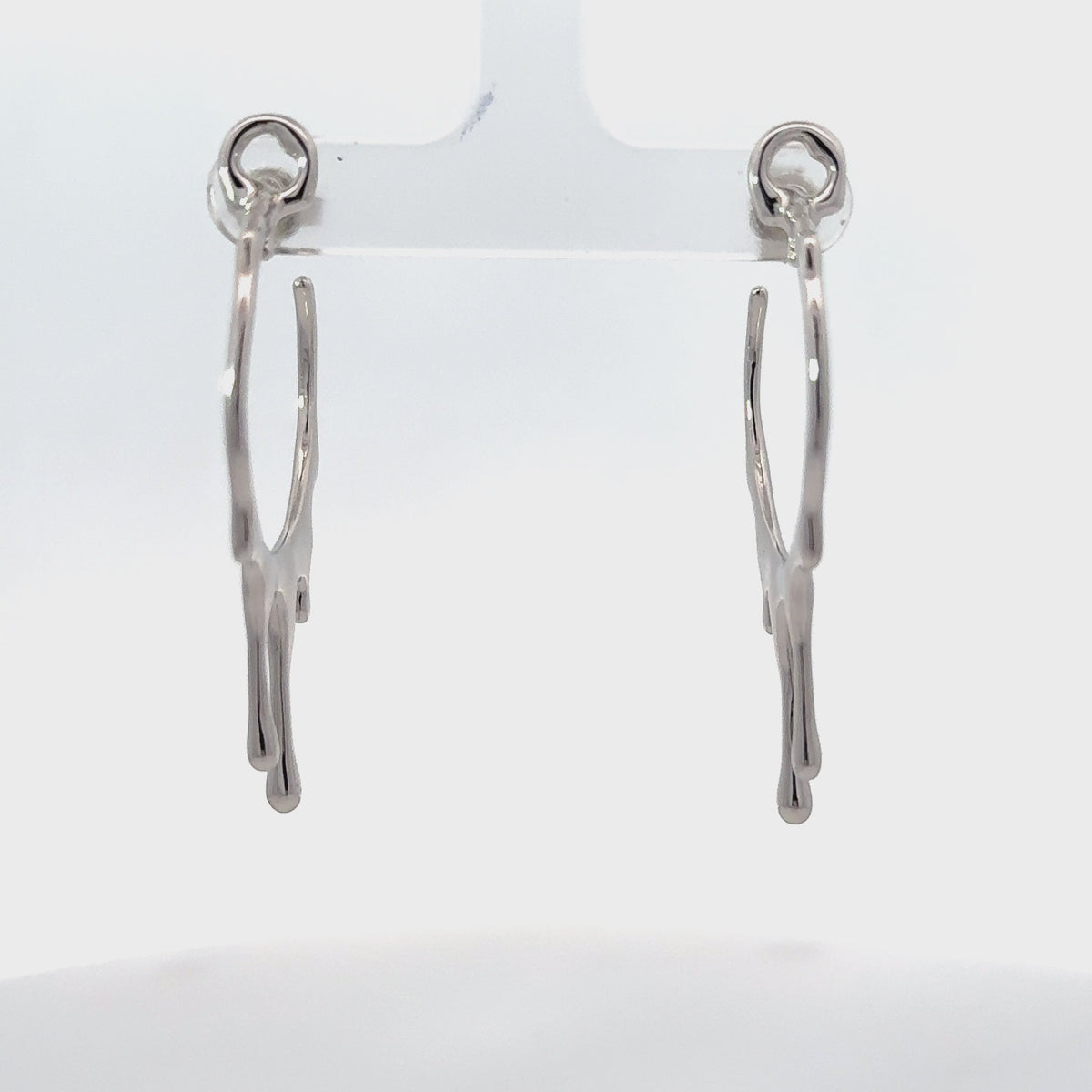 Rotating display of the earrings.