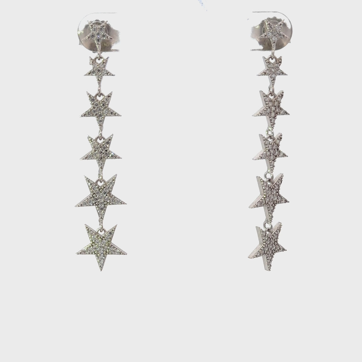 Rotating display of the earrings.