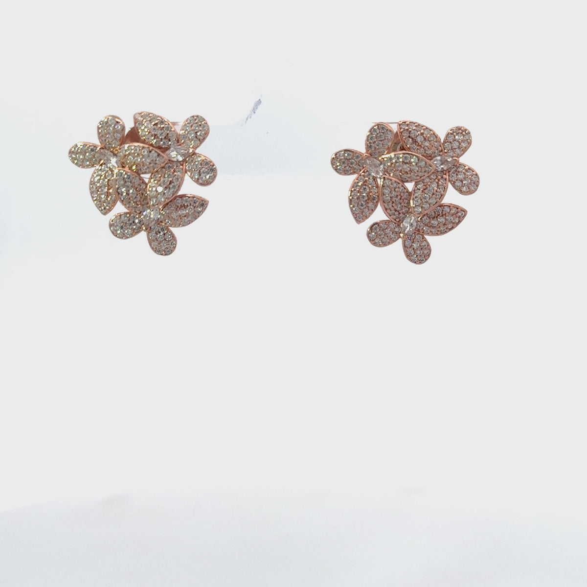Rotating display of the earrings.