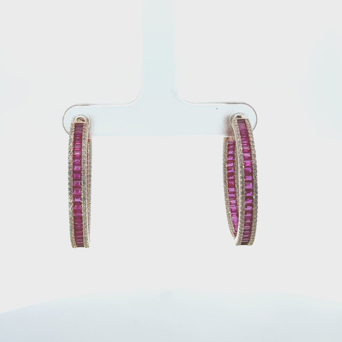 Rotating display of the earrings.