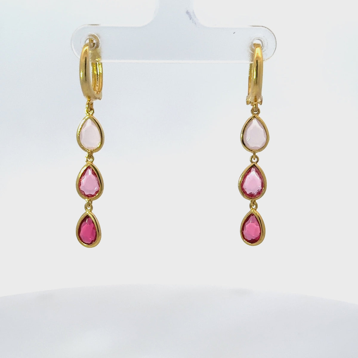 Rotating display of the earrings.