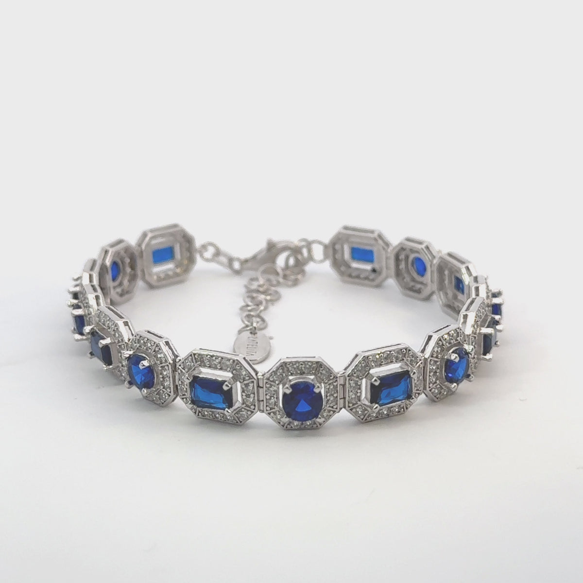 Rotating display of the bracelet.
