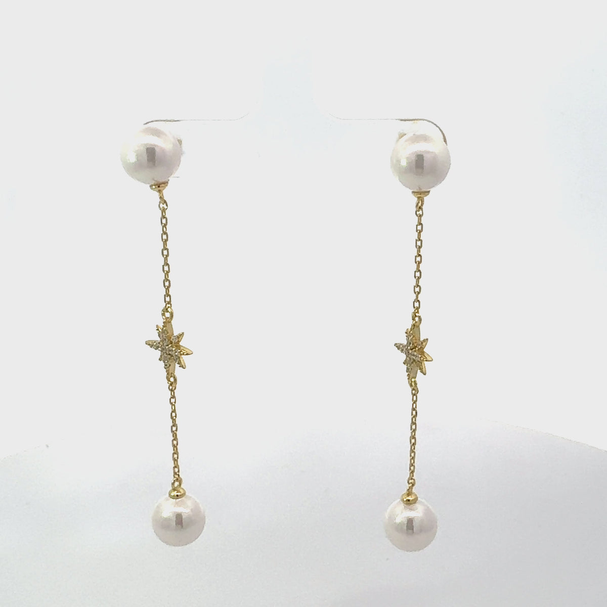 Rotating display of the earrings.