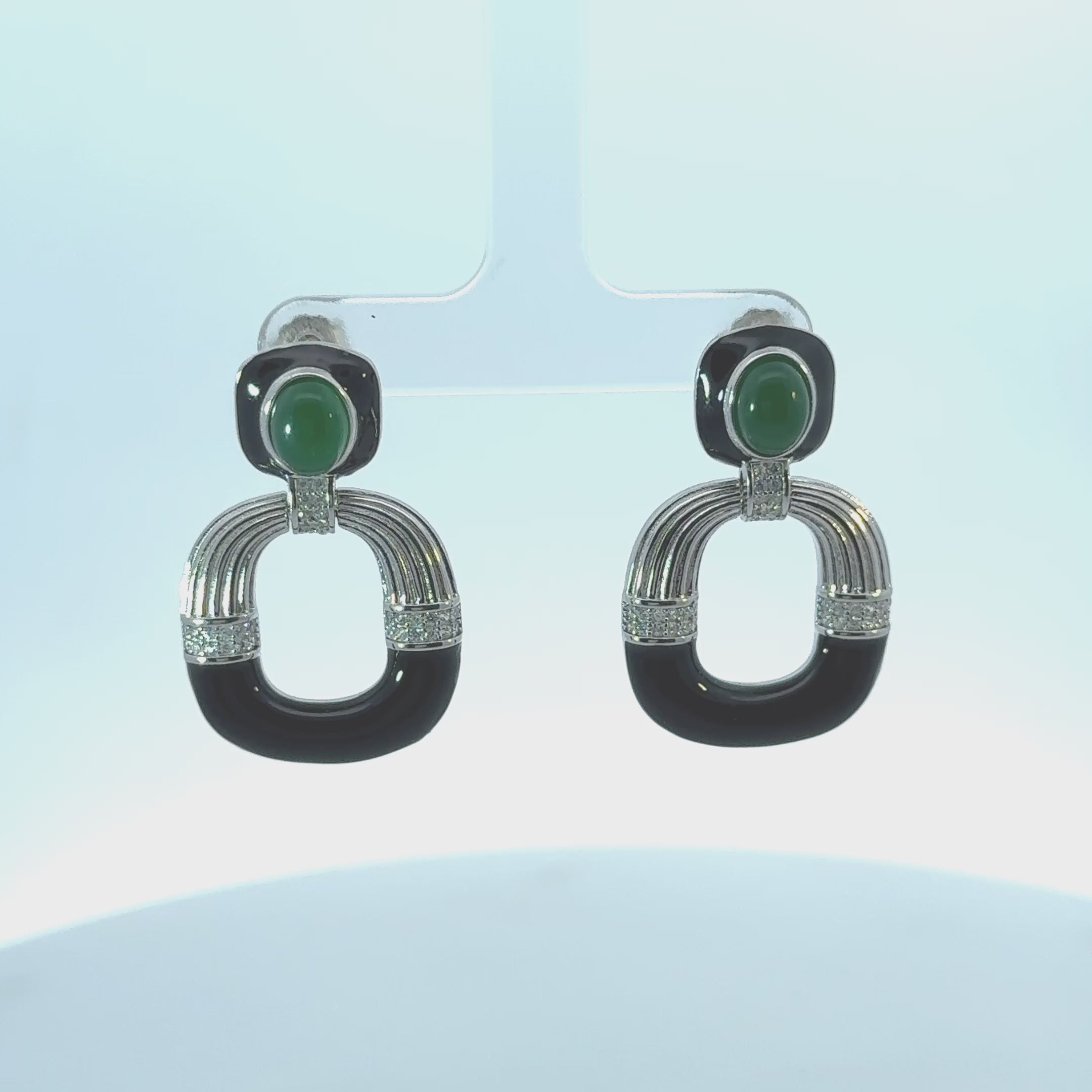 Rotating display of the earrings.