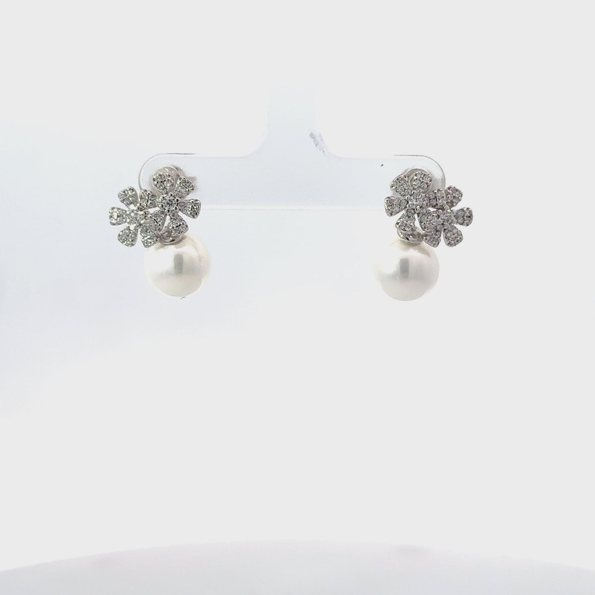 Rotating display of the earrings.