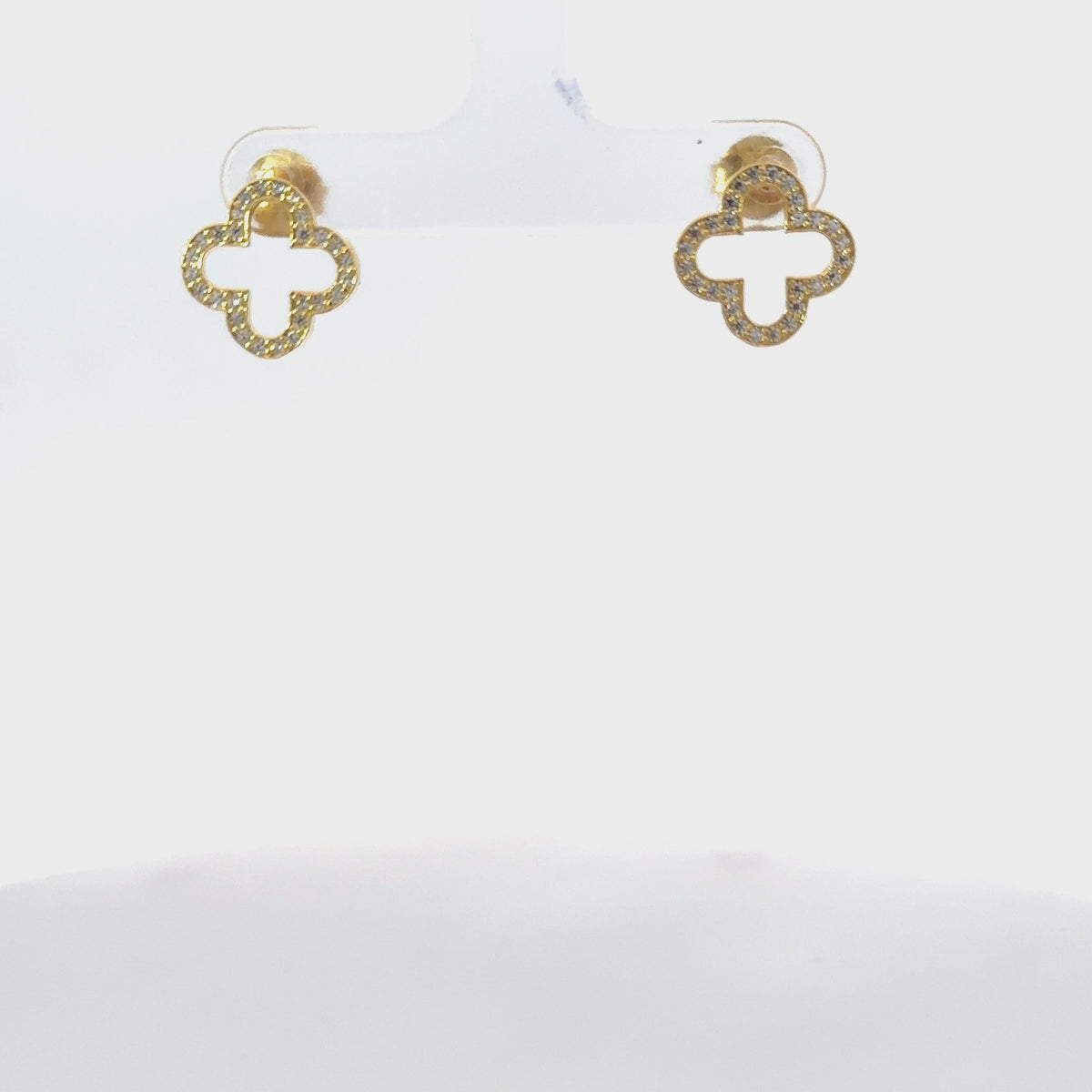 Rotating display of the earrings.