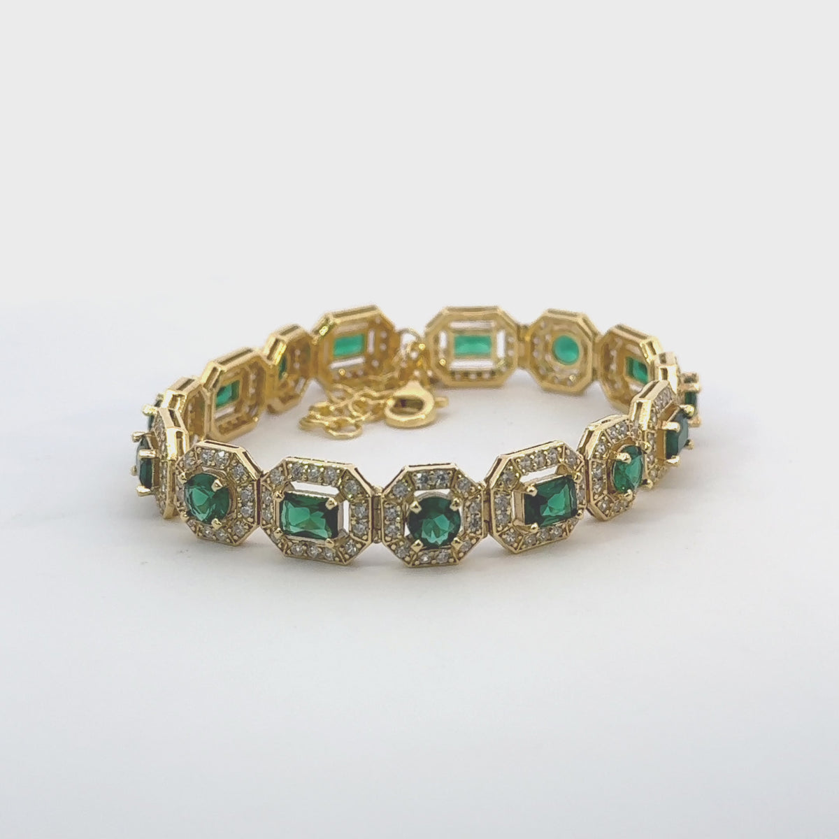 Rotating display of the bracelet.