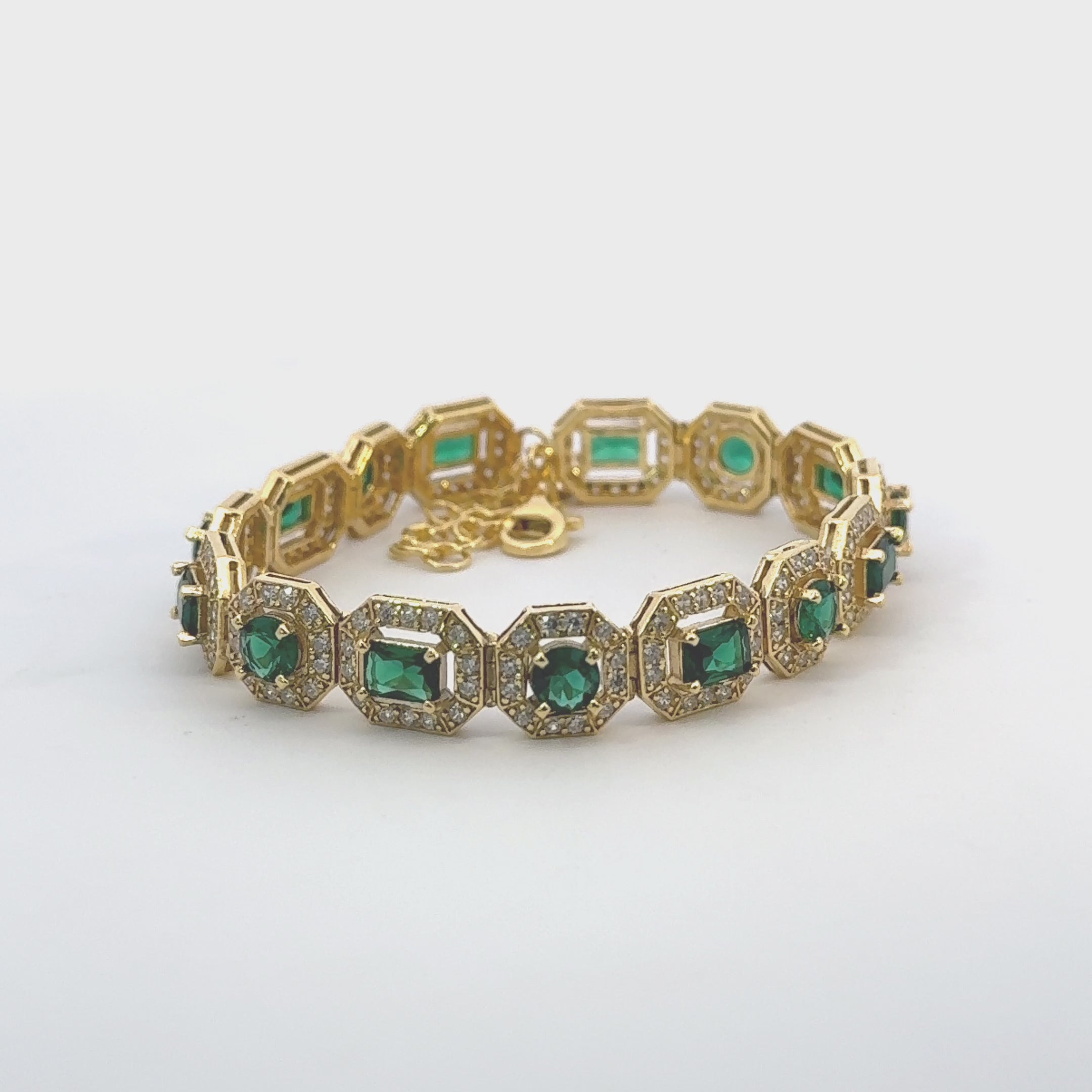 Rotating display of the bracelet.