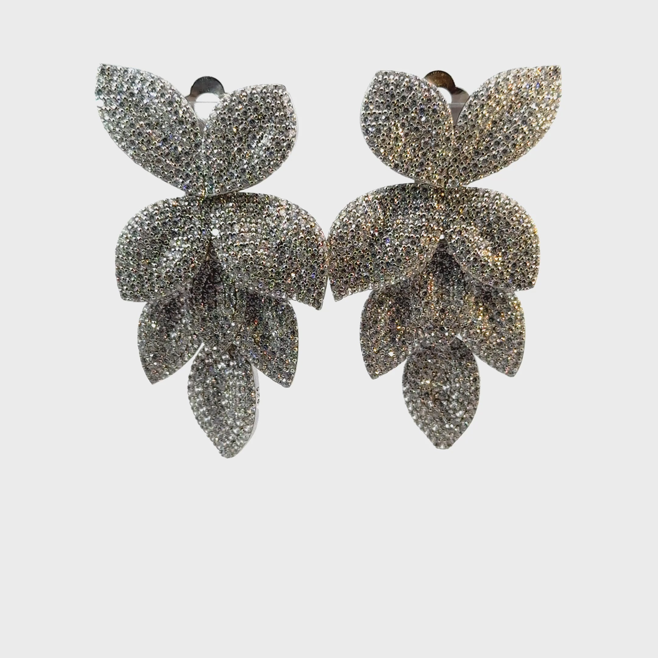 Rotating display of the earrings.