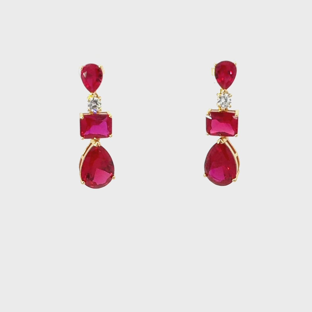 Rotating display of the earrings.