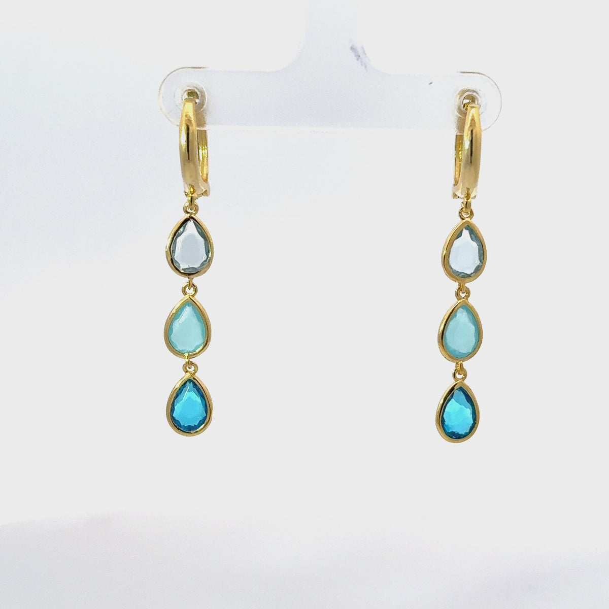 Rotating display of the earrings.