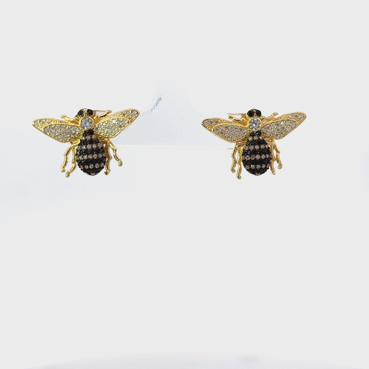 Rotating display of the earrings.