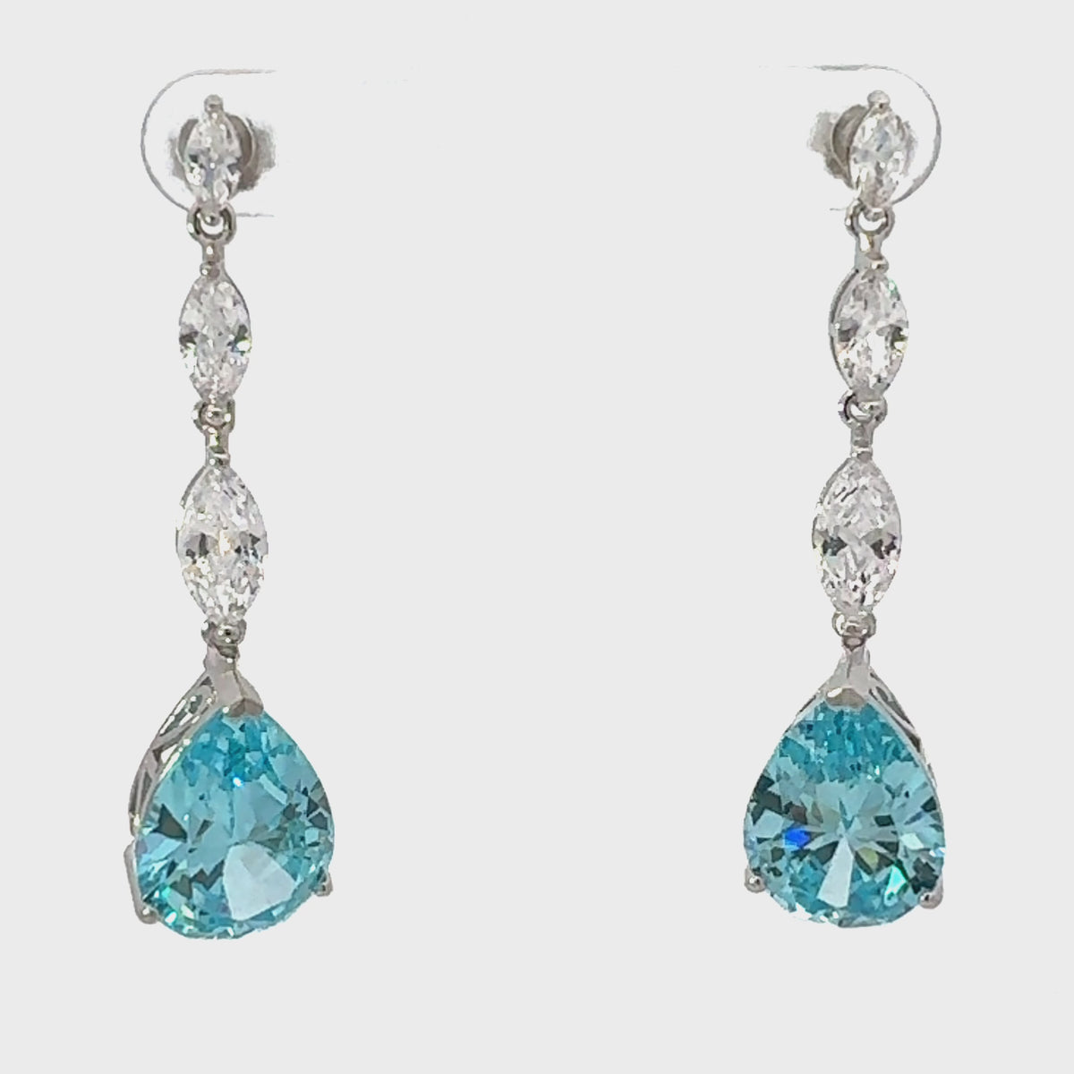 Rotating display of the earrings.
