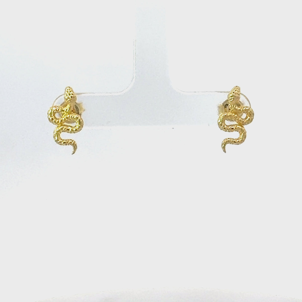 Rotating display of the earrings.