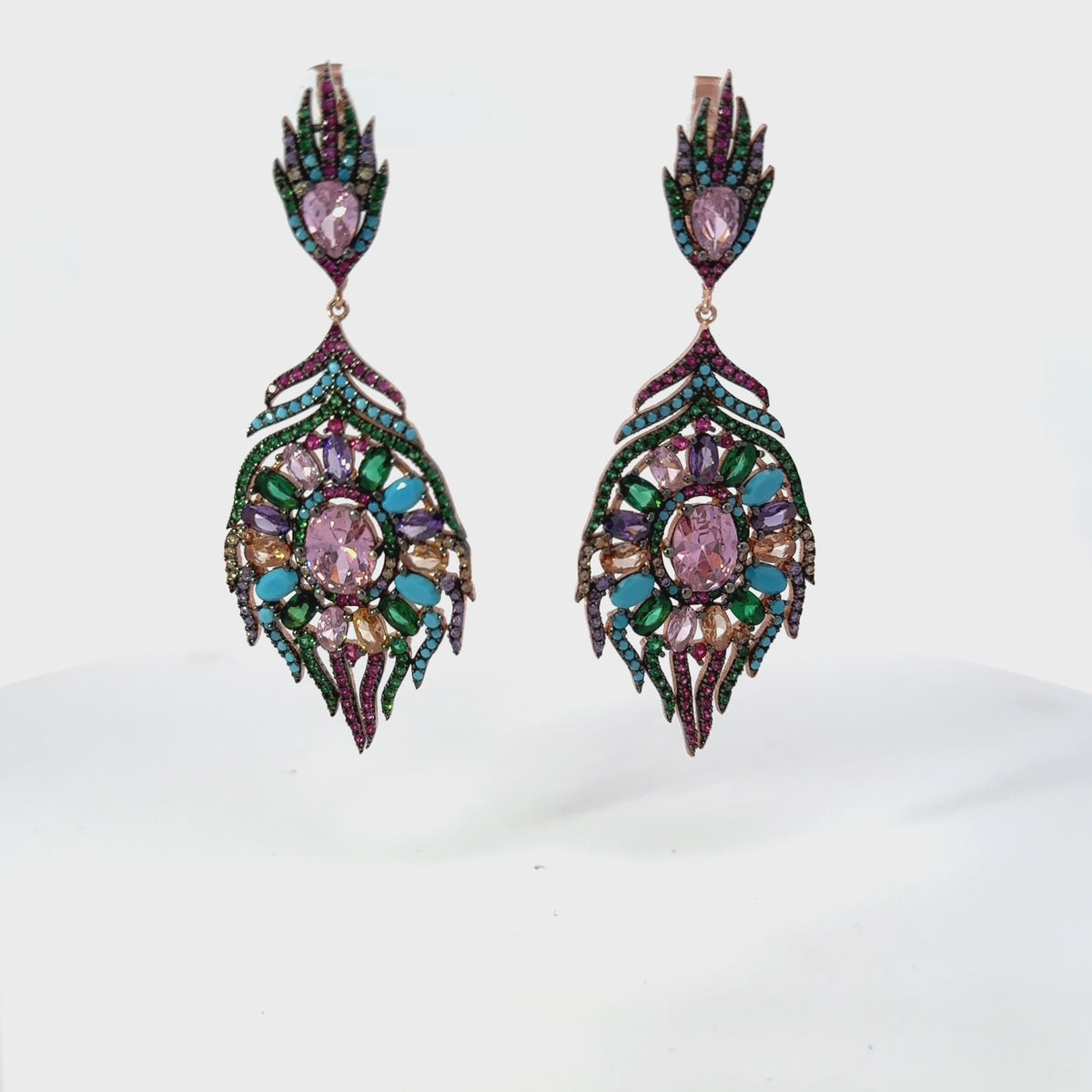 Rotating display of the earrings.