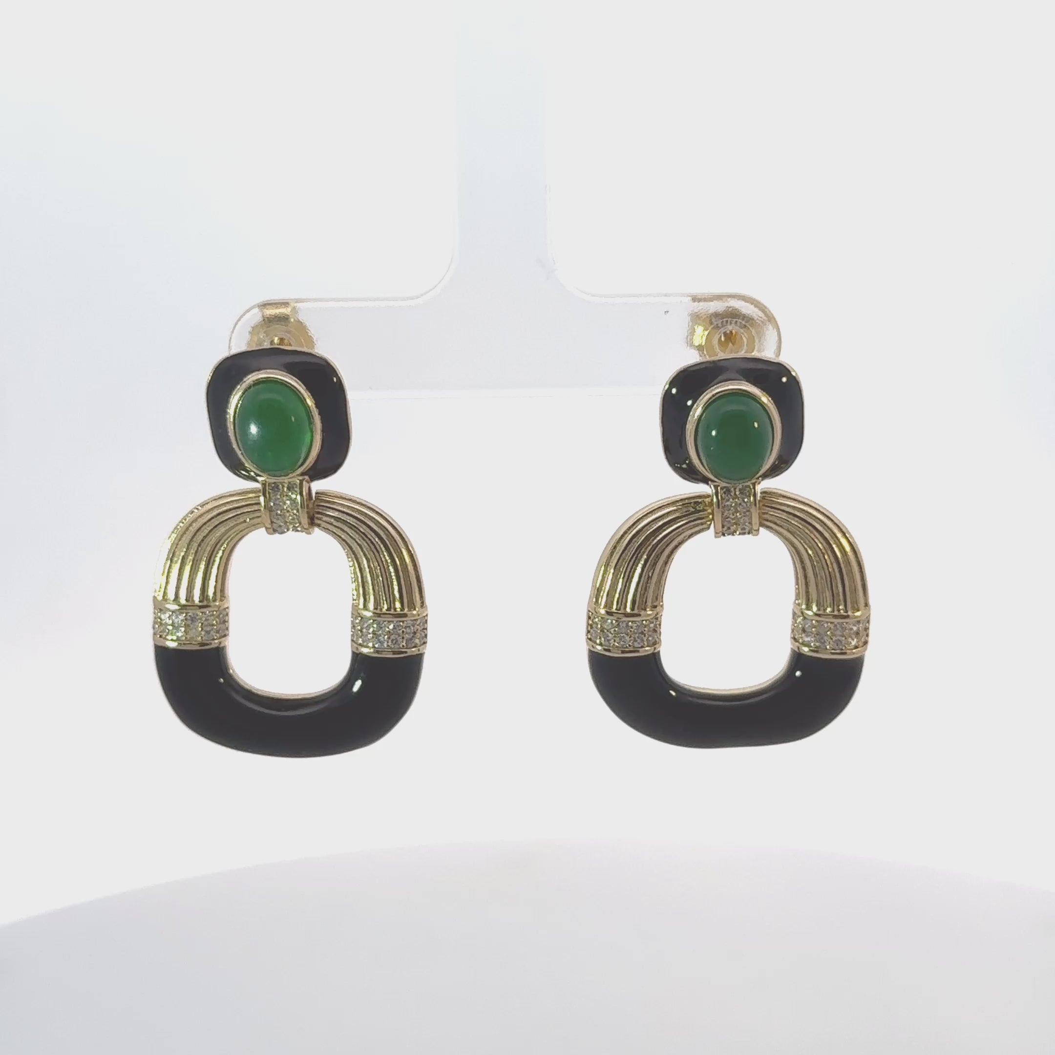 Rotating display of the earrings.
