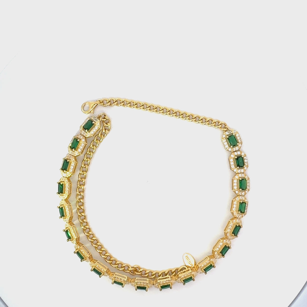Rotating display of the necklace.