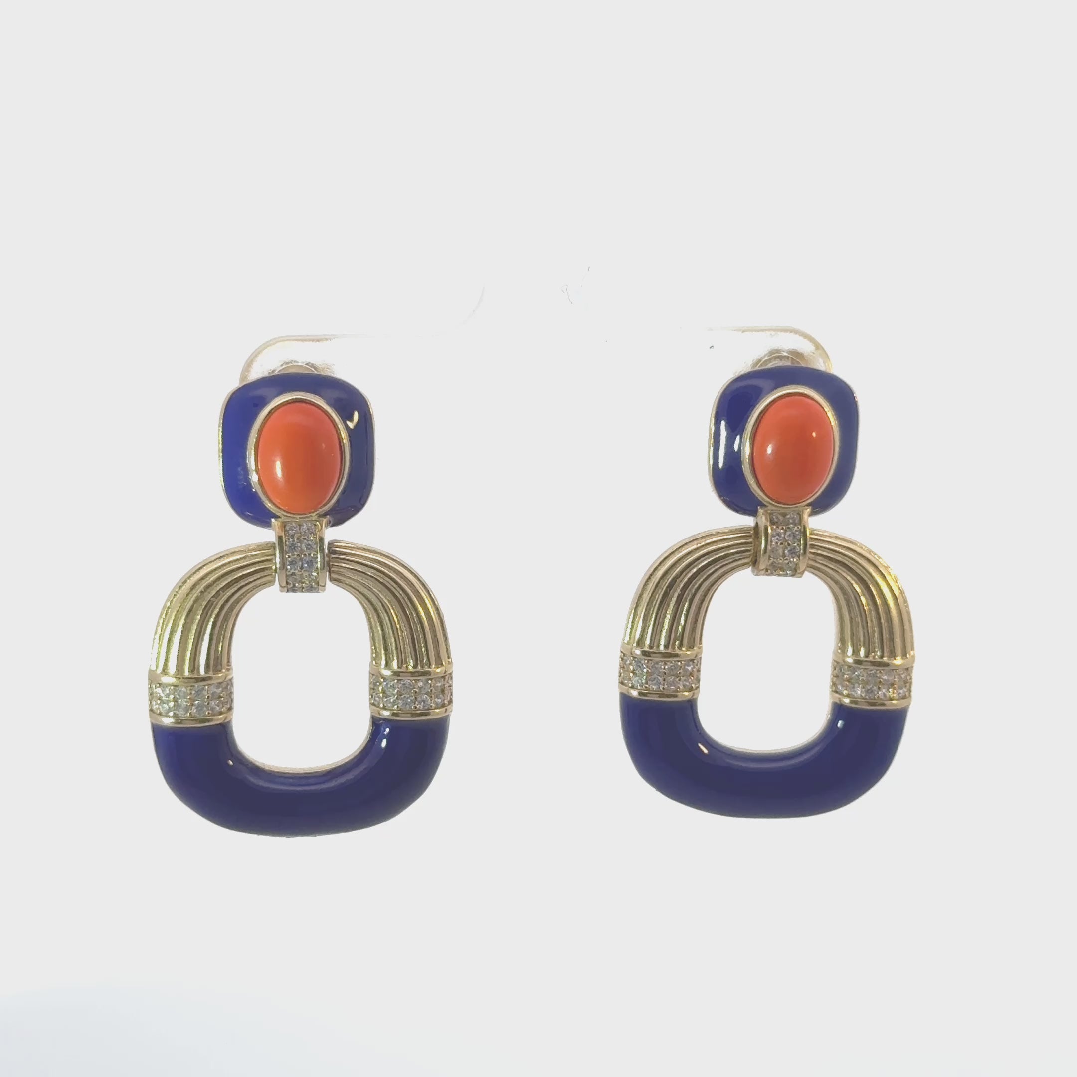 Rotating display of the earrings.