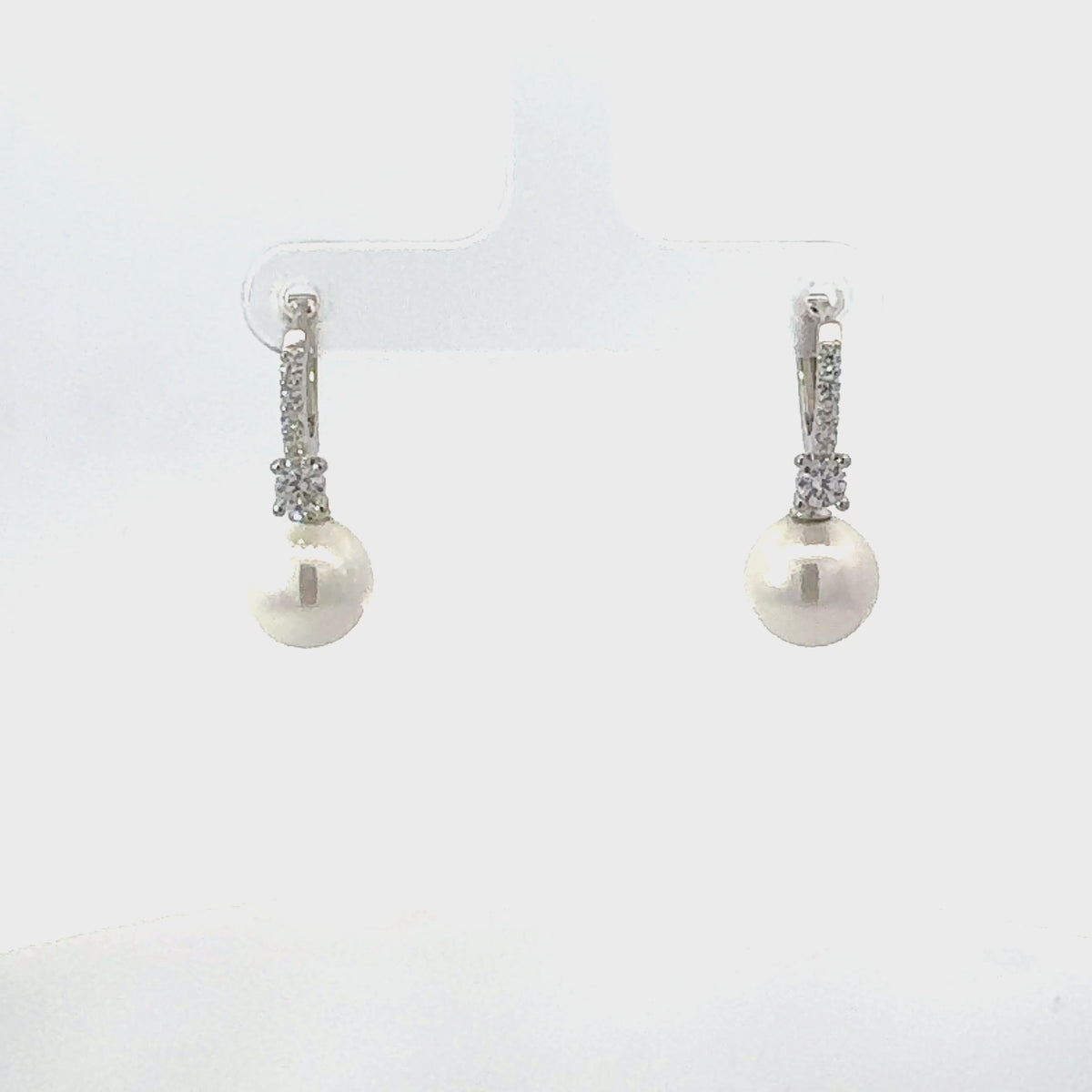 Rotating display of the earrings.