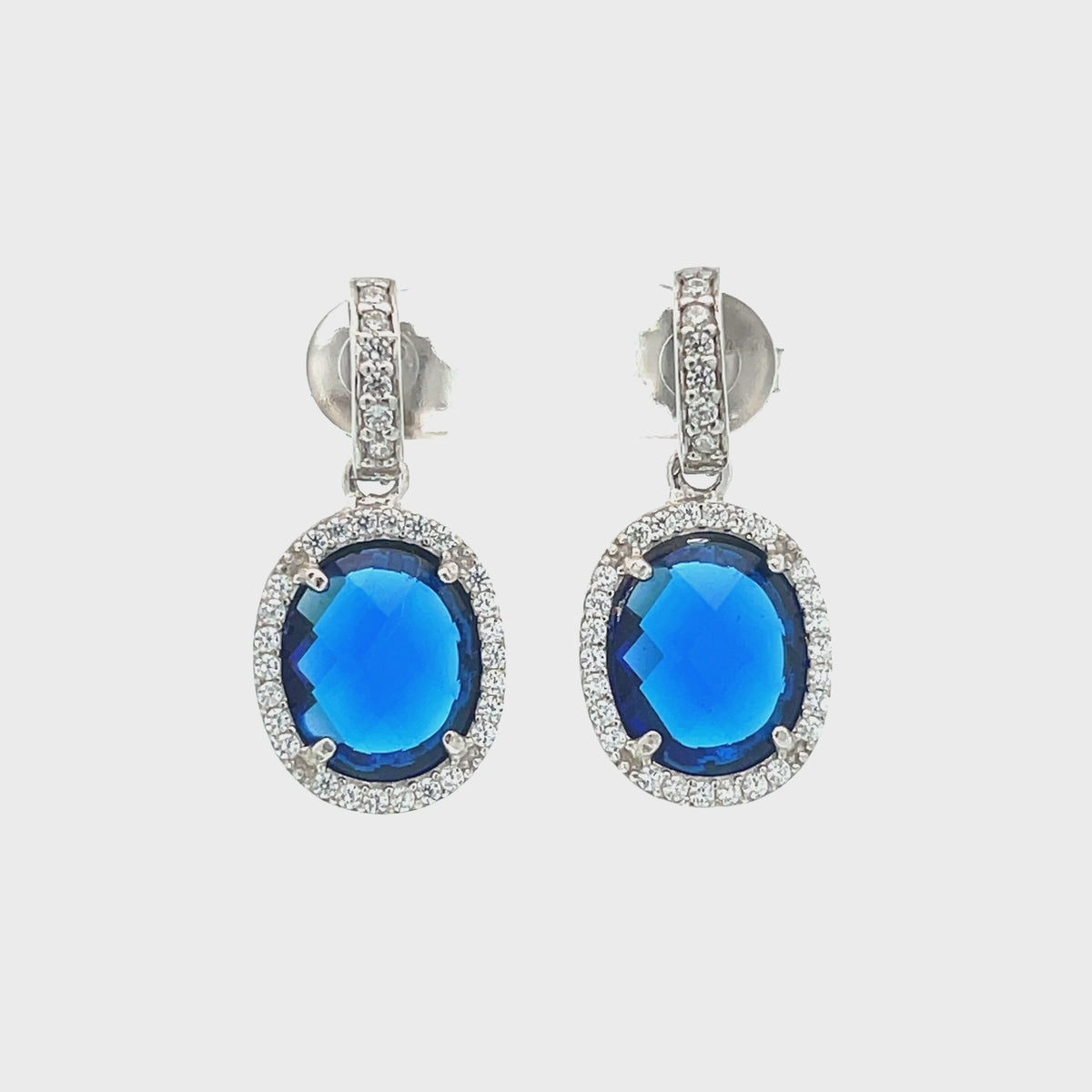 Rotating display of the earrings.