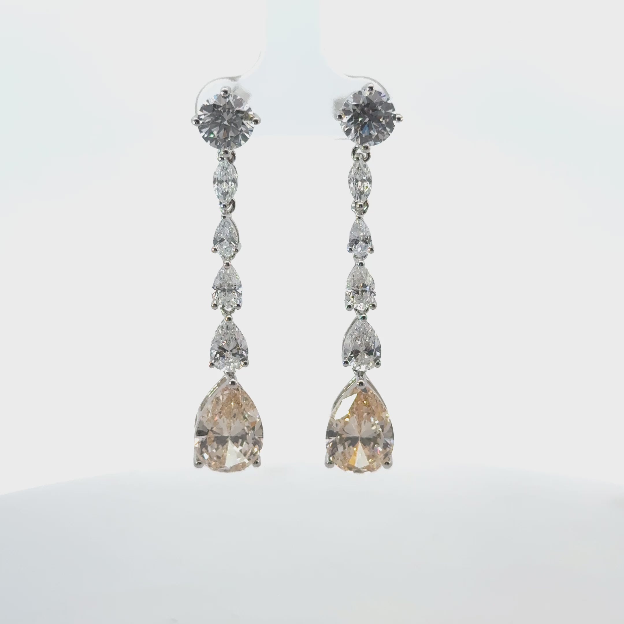 Rotating display of the earrings.